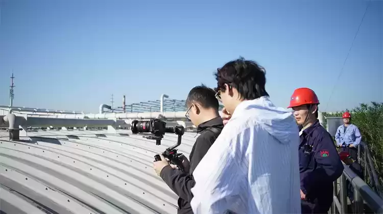 光影魔法：服装广告片制作实战解析——用影像重塑时尚叙事