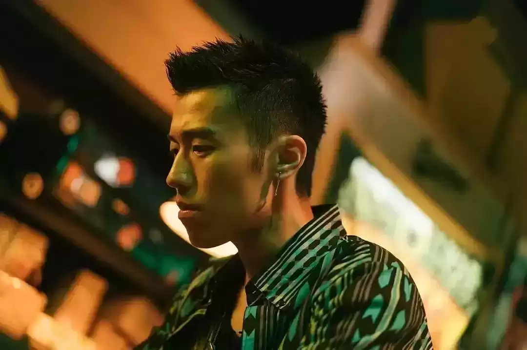 从广告男孩到影坛野马：周游的逆袭传奇