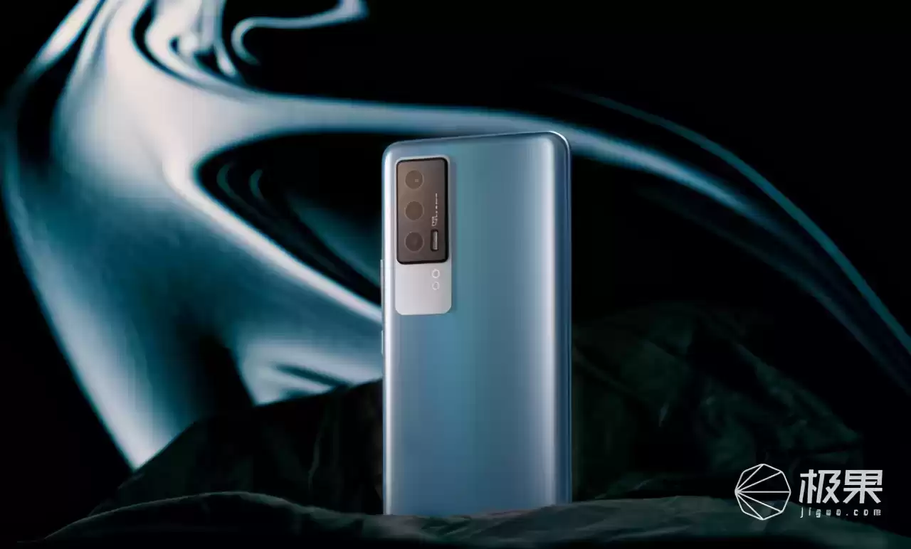 iQOO Neo5深度评测：双芯怪兽，游戏帧率狂飙120！