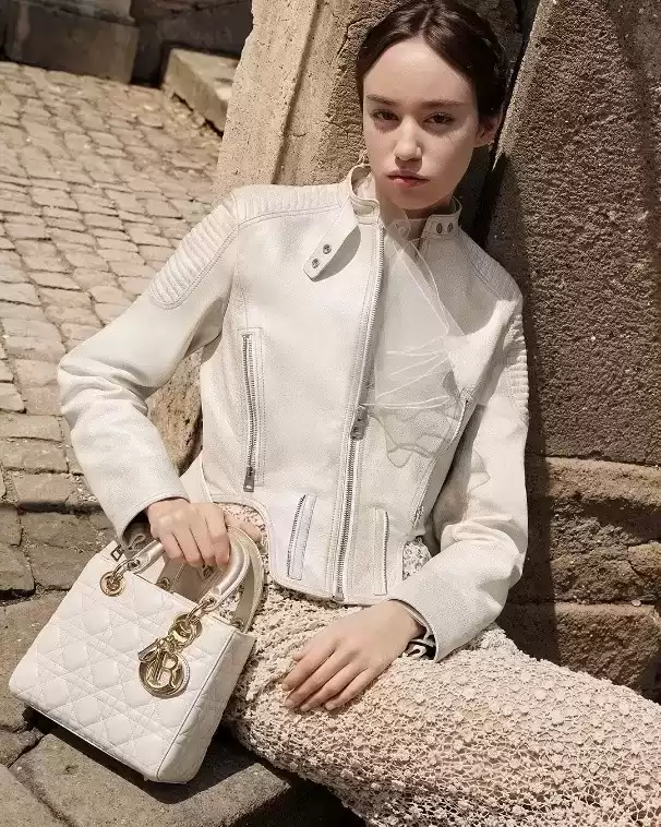 迪奥2026早春大片:精裁艺术与时尚语言的华丽交响! 迪奥2026早春大片:精裁艺术与时尚语言的华丽交响!