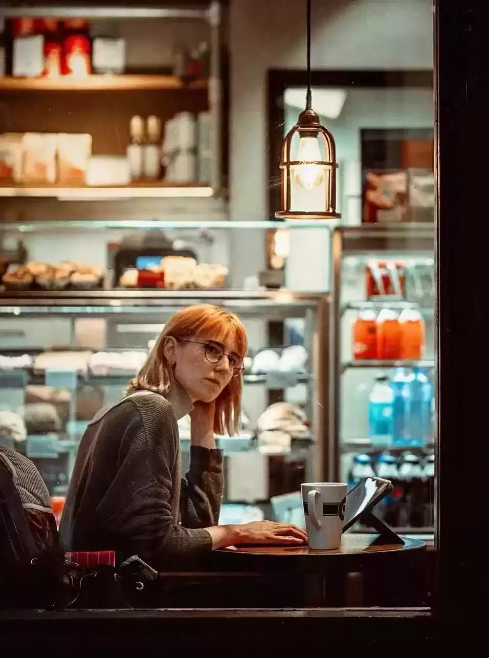 橱窗摄影魔法：瞬间点燃你的街头灵感！