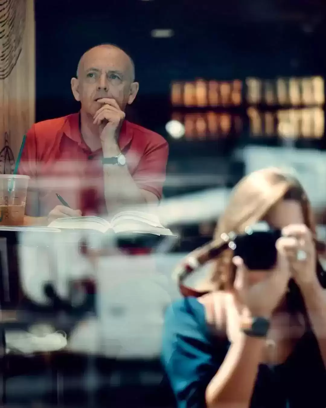 橱窗摄影魔法：瞬间点燃你的街头灵感！