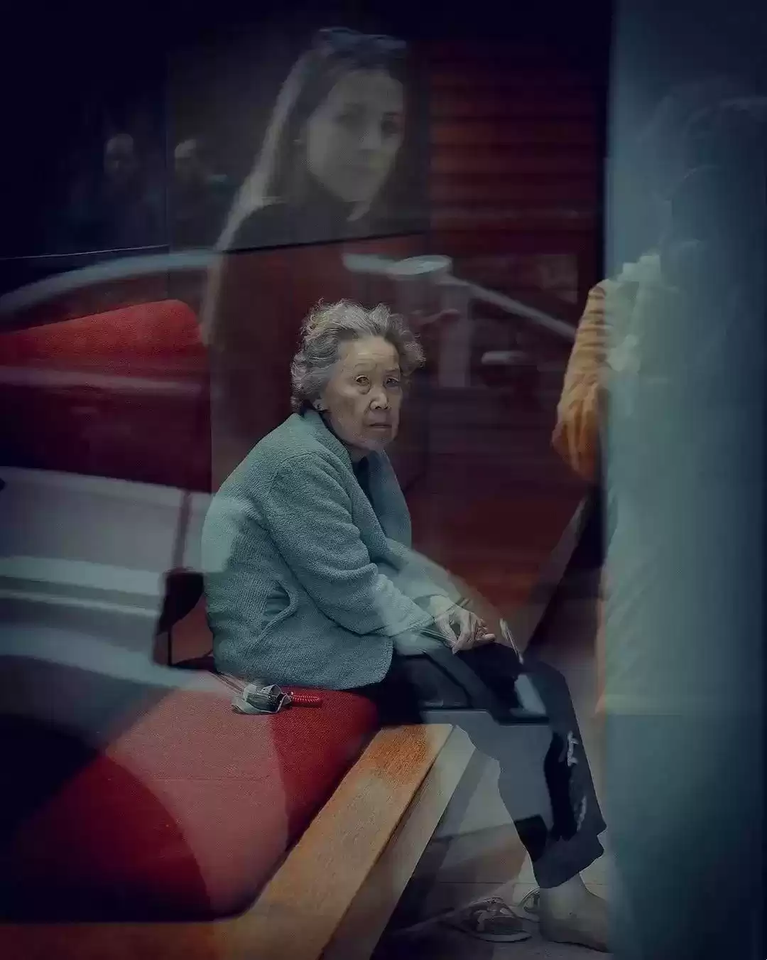 橱窗摄影魔法：瞬间点燃你的街头灵感！