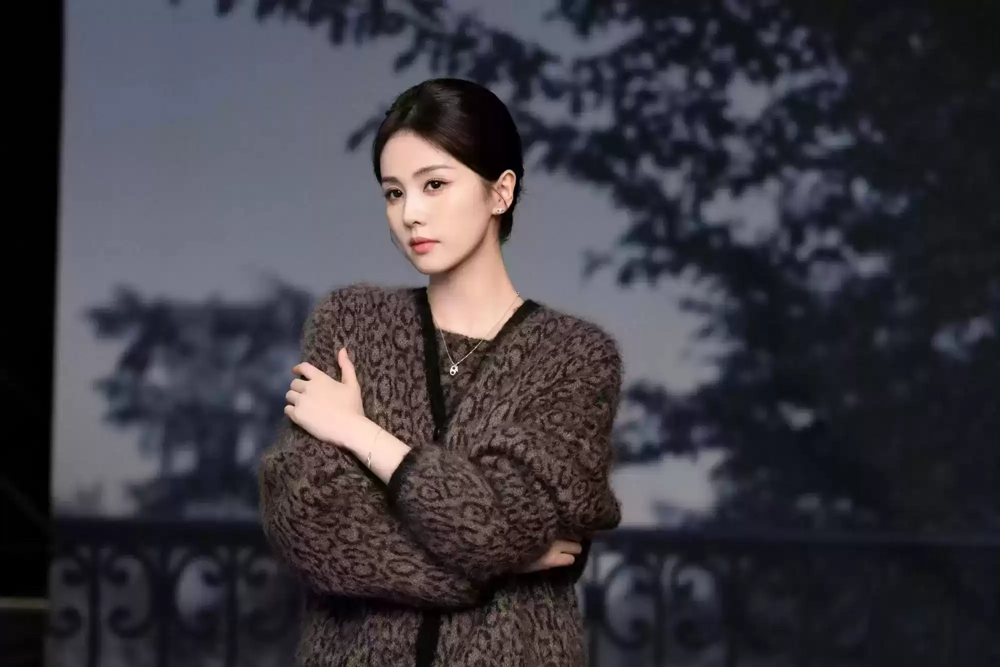 白鹿阿玛尼大片震撼解析:高级感炸裂,少女蜕变惊艳全场! 白鹿阿玛尼大片震撼解析:高级感炸裂,少女蜕变惊艳全场!